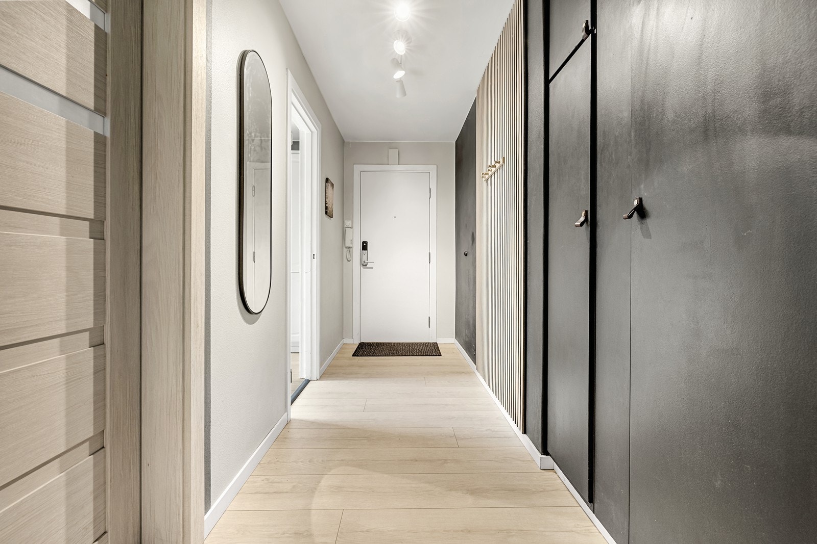 Velkommen inn i en lys og innbydende entré! Galleribilde