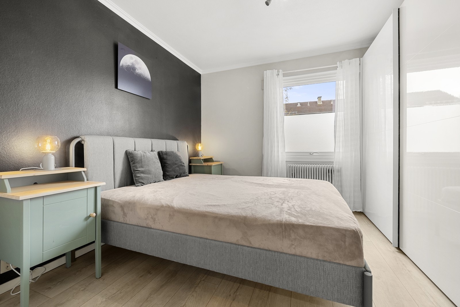 Soverommet er av god størrelse med plass til dobbeltseng og tilhørende møblement. Galleribilde