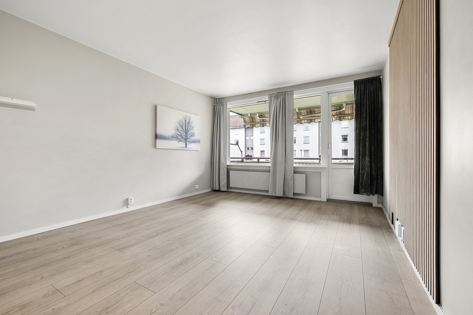 Stuen har en takhøyde på ca 2,4 meter og har laminatgulv slik som i resten av leiligheten. Fra stuen er det utgang til balkong. Galleribilde