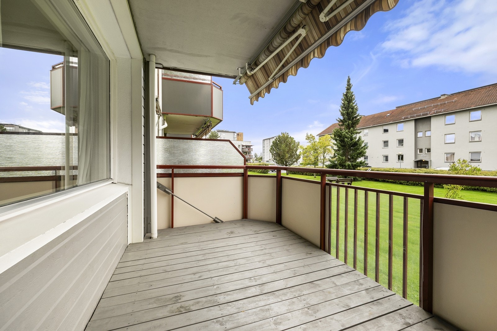 Det er markise på balkongen for enkel regulering av skygge. Galleribilde