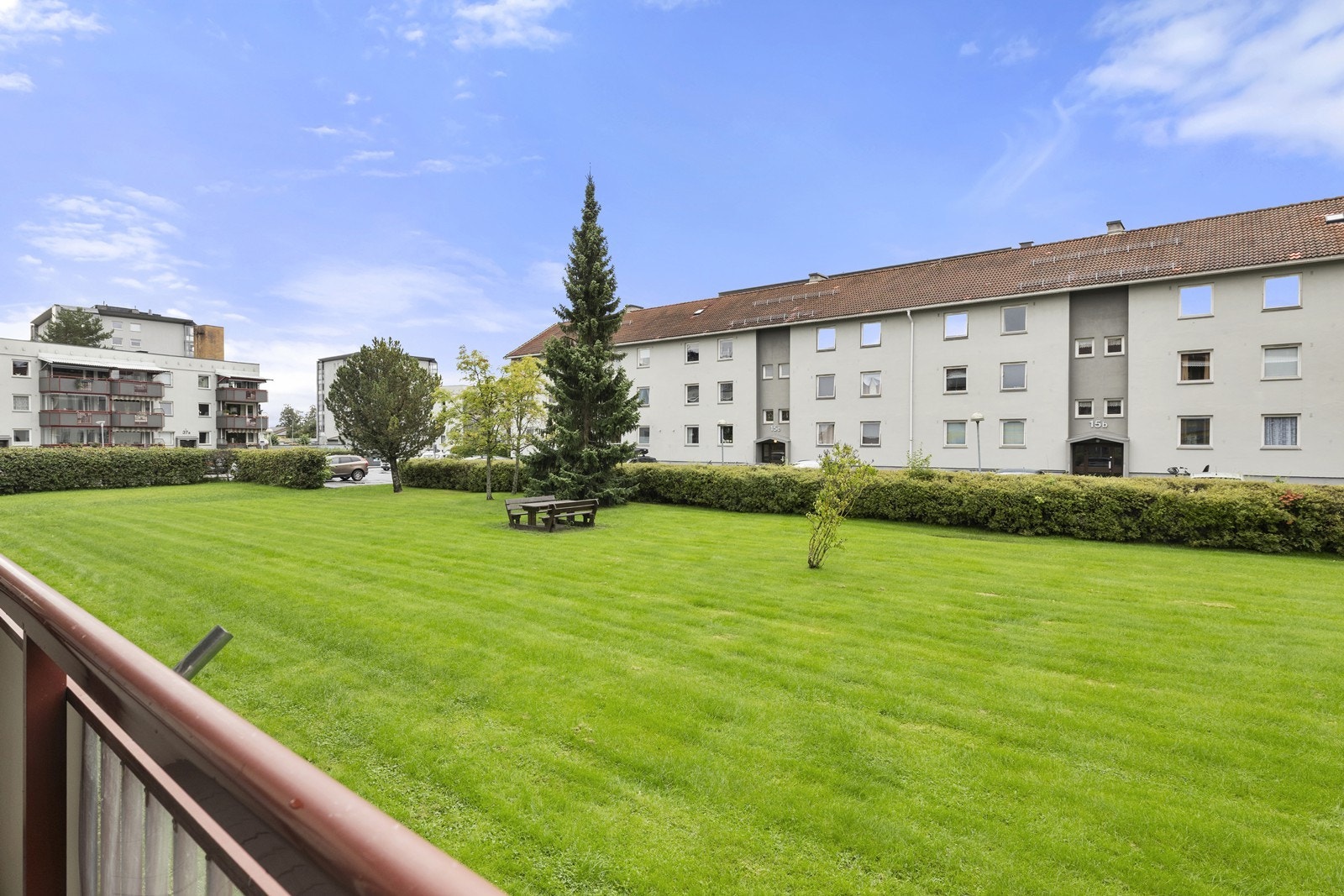 Balkongen er vendt mot stille og rolige fellesområder med gressplen og hyggelige sittegrupper, som er til bruk for beboerne. Galleribilde