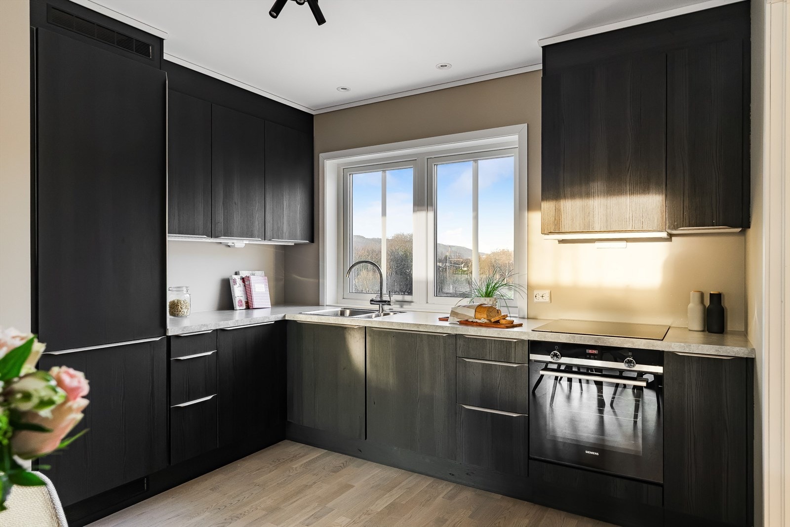 Her har man integrerte hvitevarer og godt med benkeplass. Galleribilde