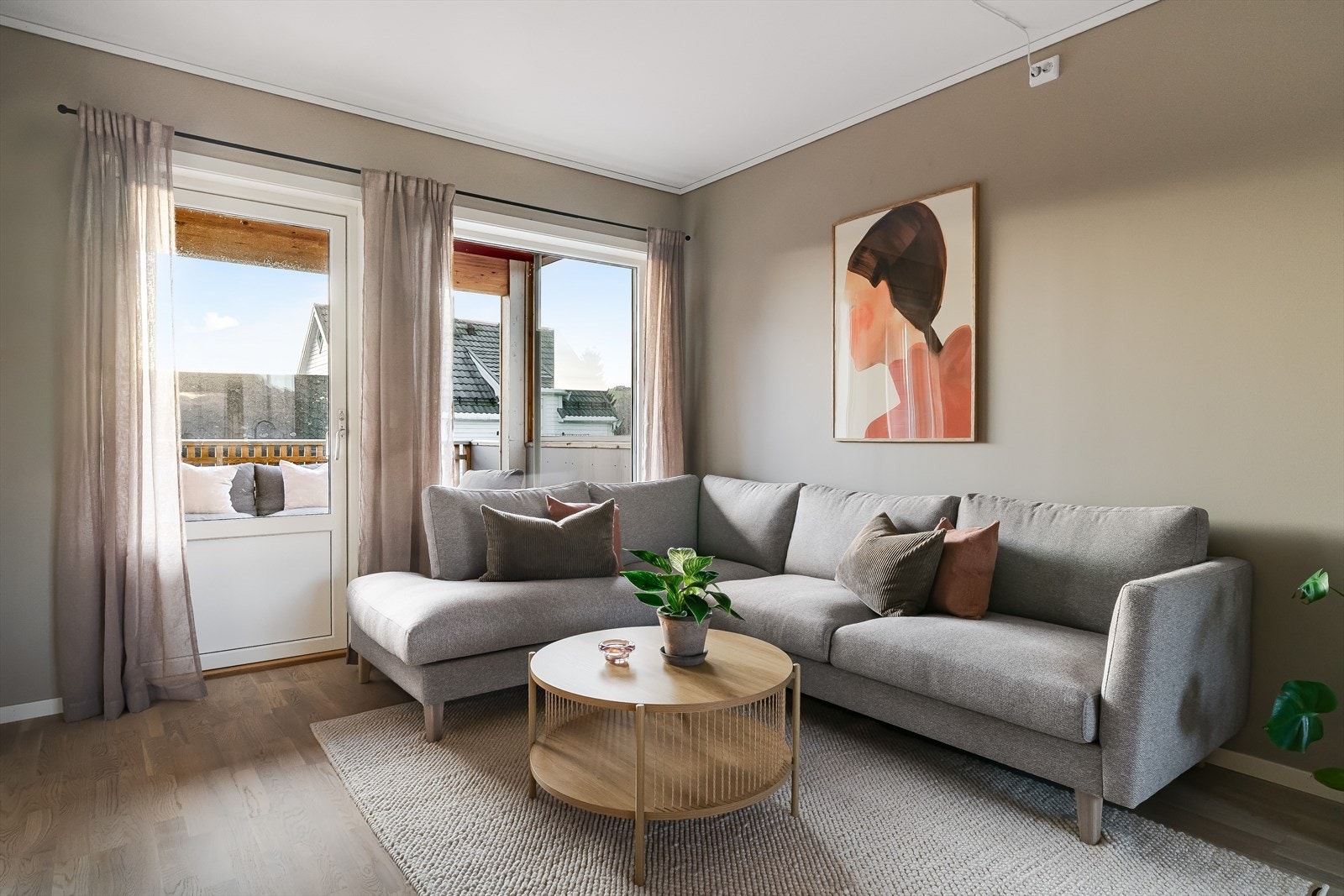 Stue- og kjøkkensonen danner et lyst og trivelig oppholdsrom med gjennomgående moderne uttrykk. Galleribilde