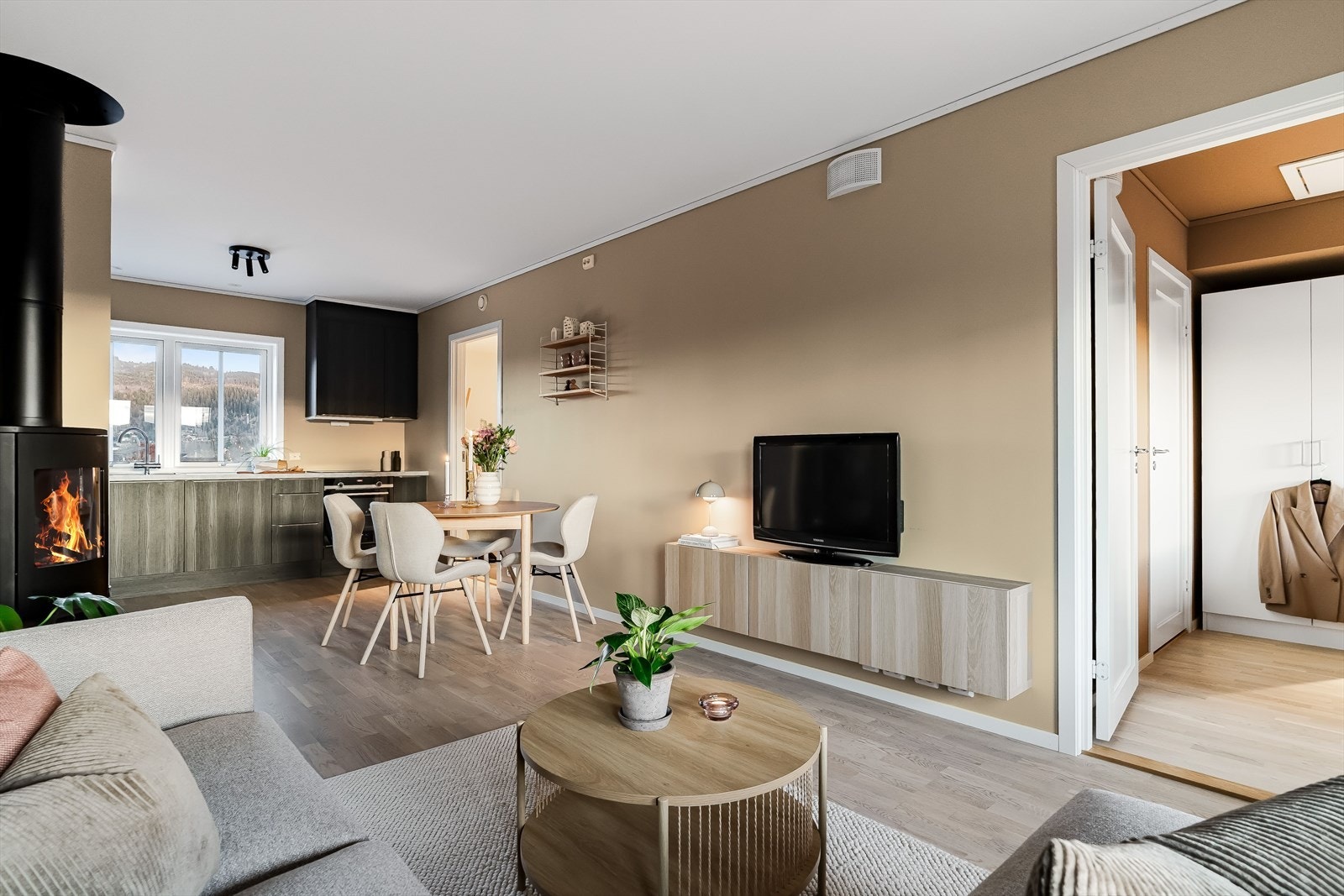 I stue- og kjøkkenløsningen er det god plass til både spisebord, sofagruppe og salongbord, og den åpne løsningen gir en behagelig romfølelse. Galleribilde