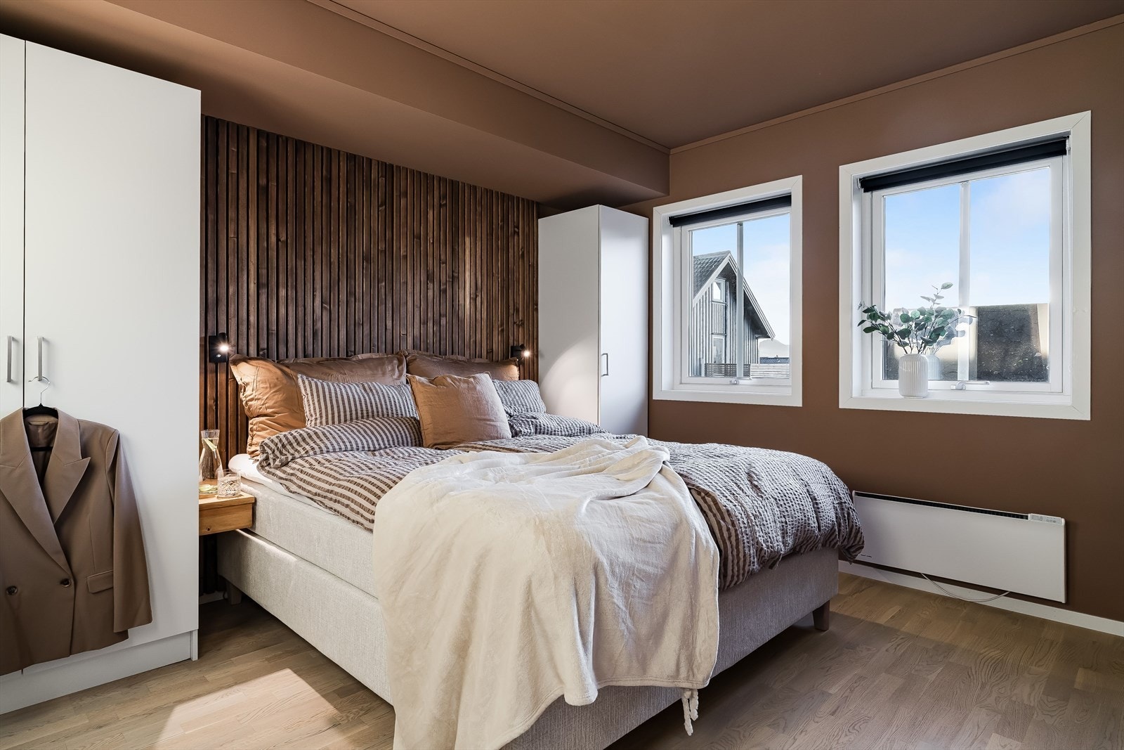 Soverommet er lunt og stilfullt, med mørke spiler bak sengen som gir rommet karakter og hotellfølelse. Galleribilde