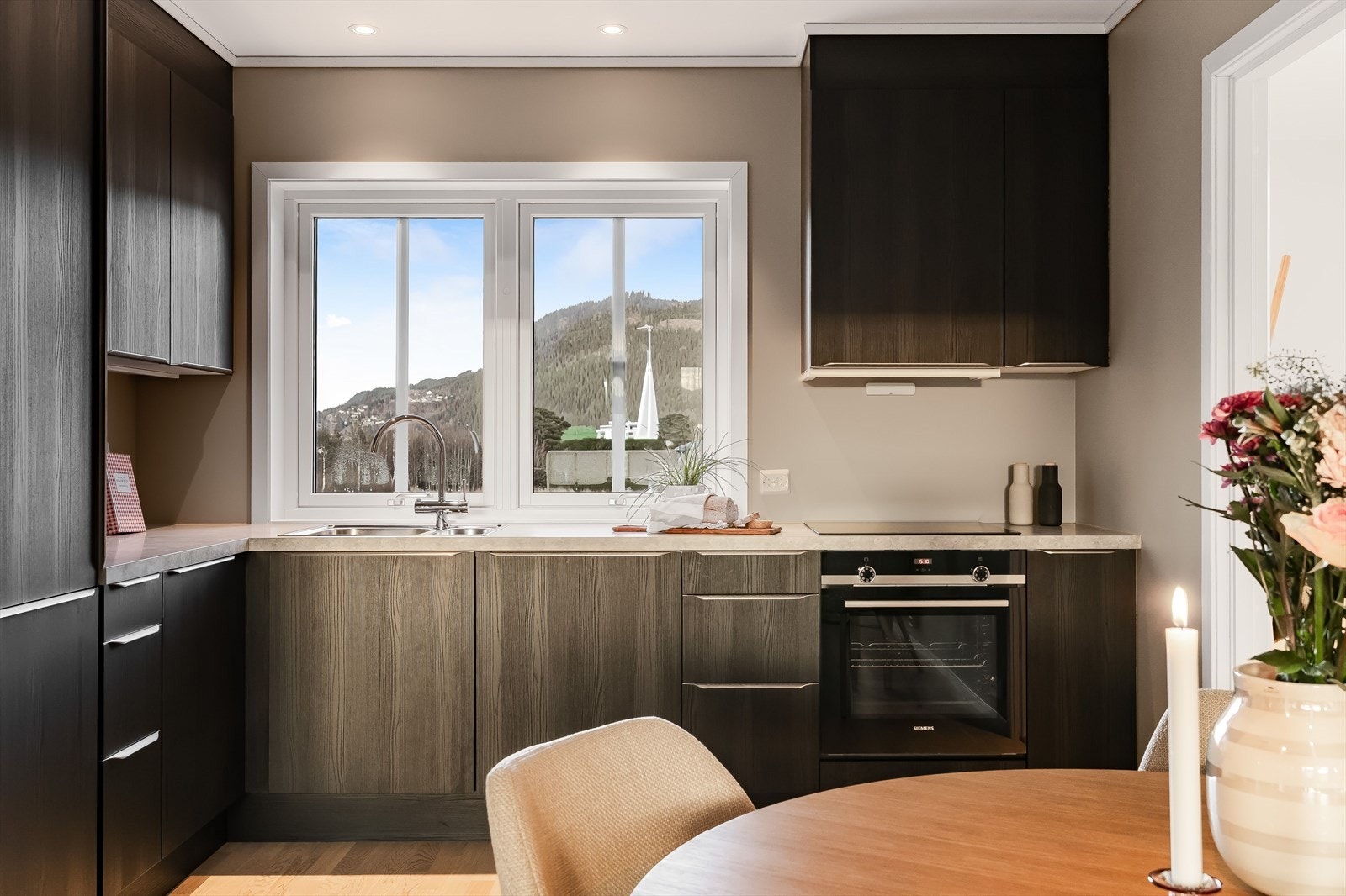 Kjøkkenet er levert av kvalitetsleverandøren HTH. Det er også etablert downlights i taket på kjøkkenet. Galleribilde