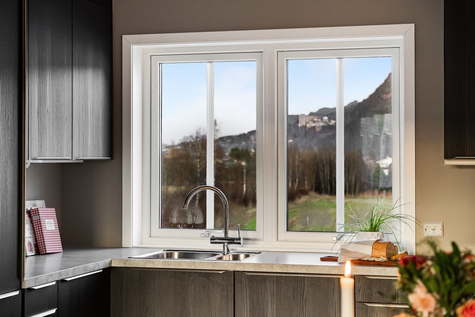 Leiligheten ligger kun 1,5 km unna Fannrem sentrum. Her finner du dagligvarebutikk, skole, barnehage, frisør og café. Nærmeste busstopp ligger like utenfor boligen, og herfra går det hyppige busser til Trondheim. Galleribilde