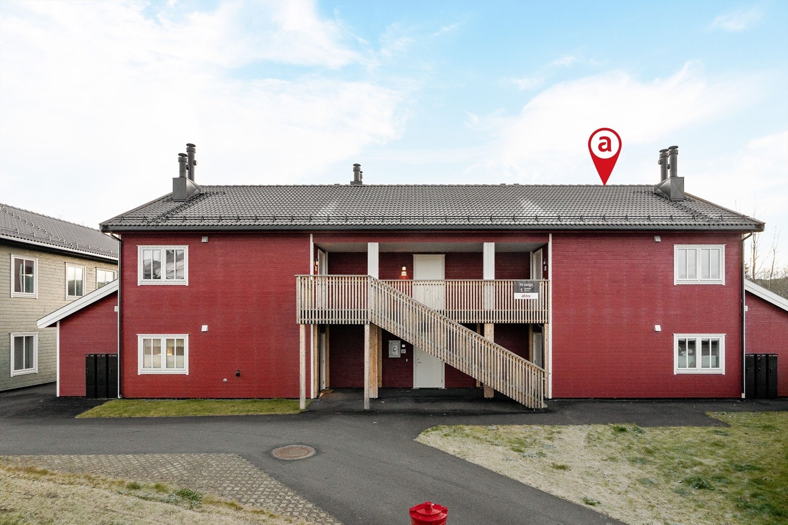 Leiligheten ligger i en nyere bygg fra 2022 og ligger i byggets andre etasje. Det er totalt seks leiligheter i dette bygget. Galleribilde