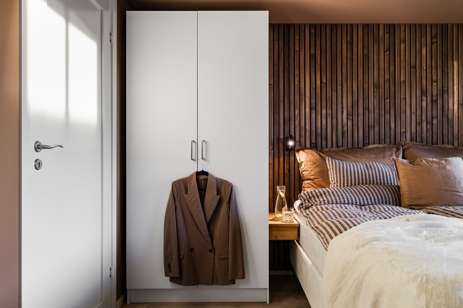 Felleskostnadene er på kun kr 1 744,- og inkluderer blant annet felles bygningsforsikring, parkering i carport og elektroniske fellesavtaler. Galleribilde