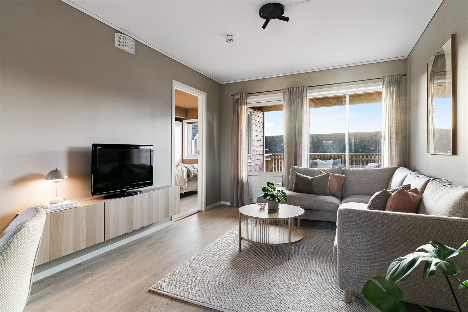 Boligen ble oppført i 2022 og holder en gjennomgående moderne standard med balansert ventilasjon og en god planløsning. Galleribilde