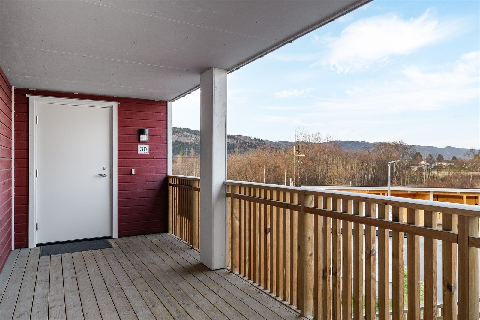 Boligen ligger i et nyere og pent opparbeidet boligområde med asfalterte internveier og velstelte fellesarealer. Galleribilde