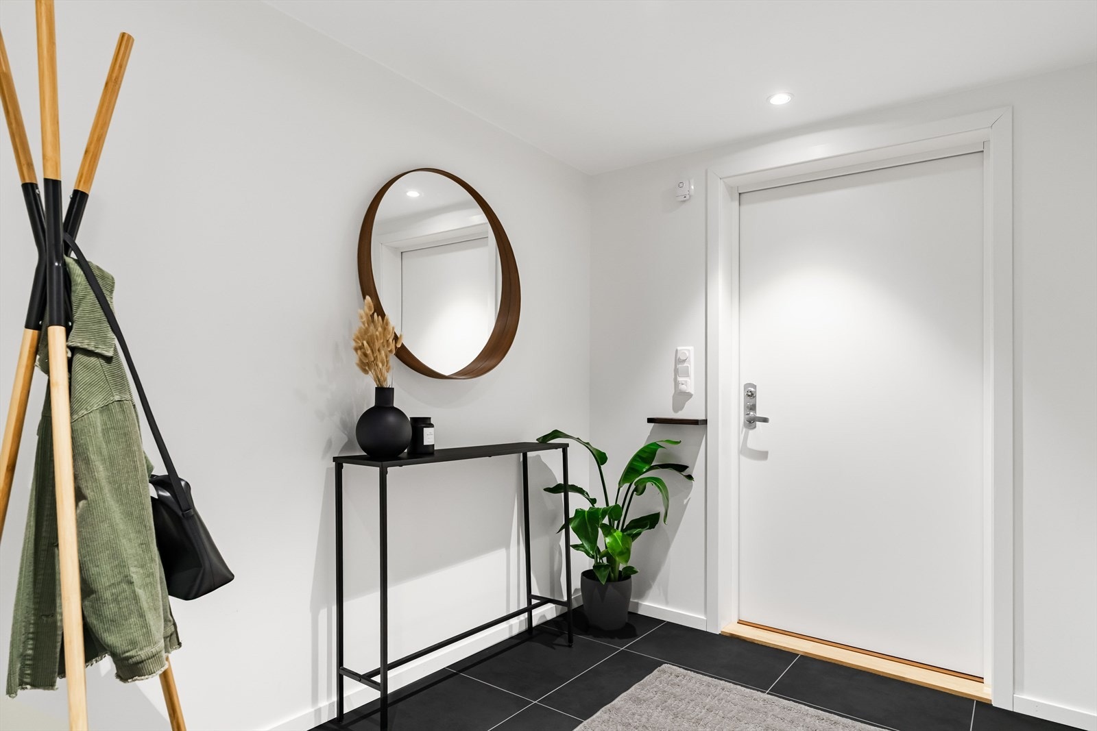 Rommet er svært romslig og har god plass til garderobeløsning og oppbevaring - perfekt for å holde orden i hverdagen. Galleribilde