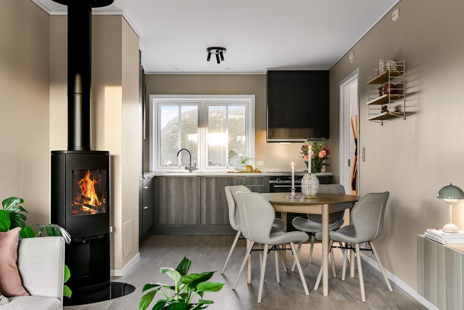 Kjøkkenet har mørke fronter og rene linjer som gir et elegant og tidløst preg. Stuen og kjøkkenet måler til sammen hele 24 kvm. Galleribilde