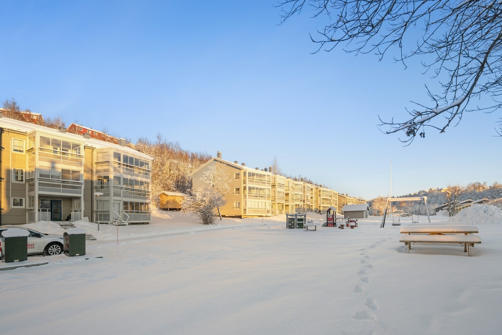 Fine fellesarealer med bl.a. grøntområder, lekeplass og parkbenker - Perfekt for barnefamilier! Galleribilde