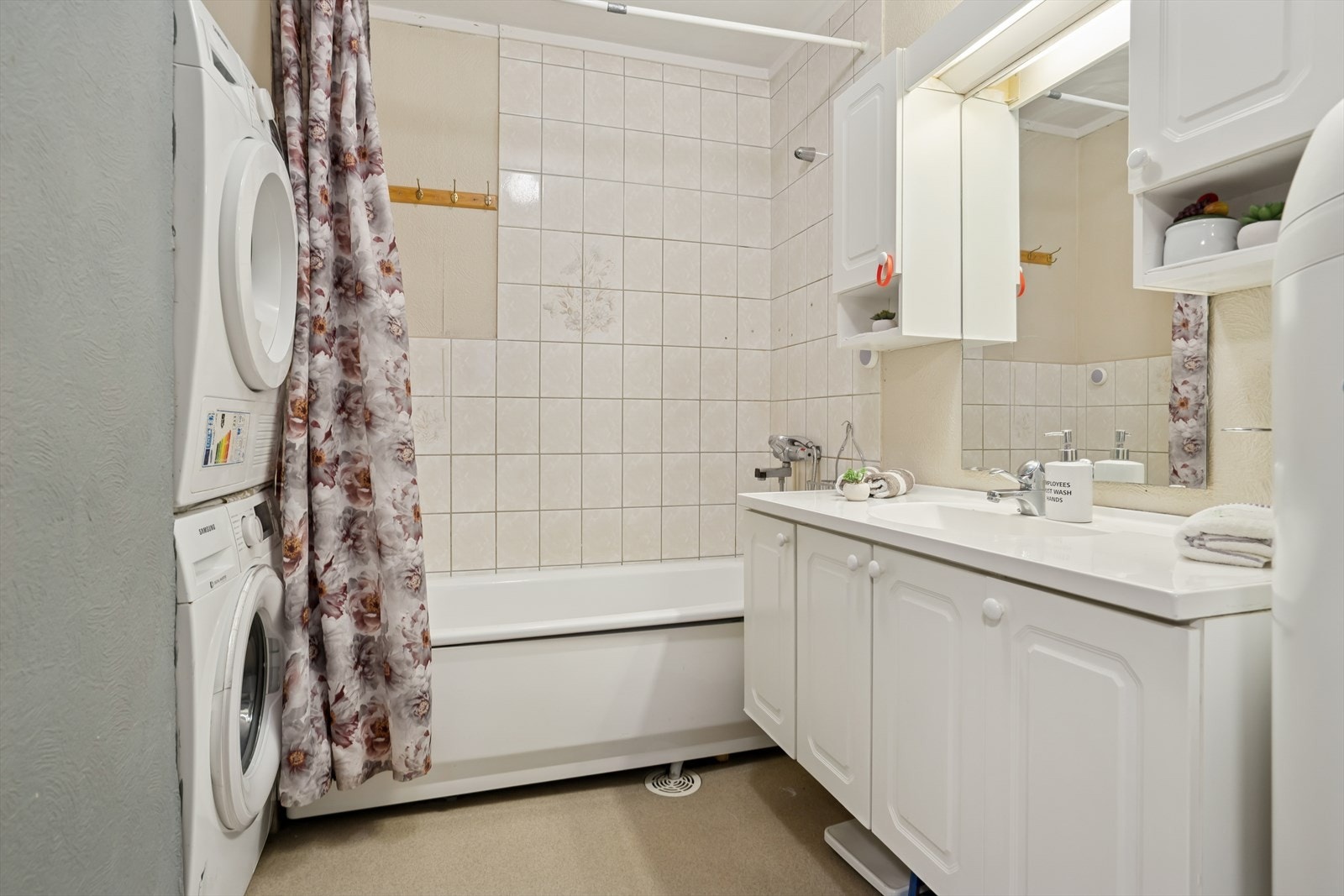 Badet med belegg på gulv og oppvarming med stråleovn Galleribilde