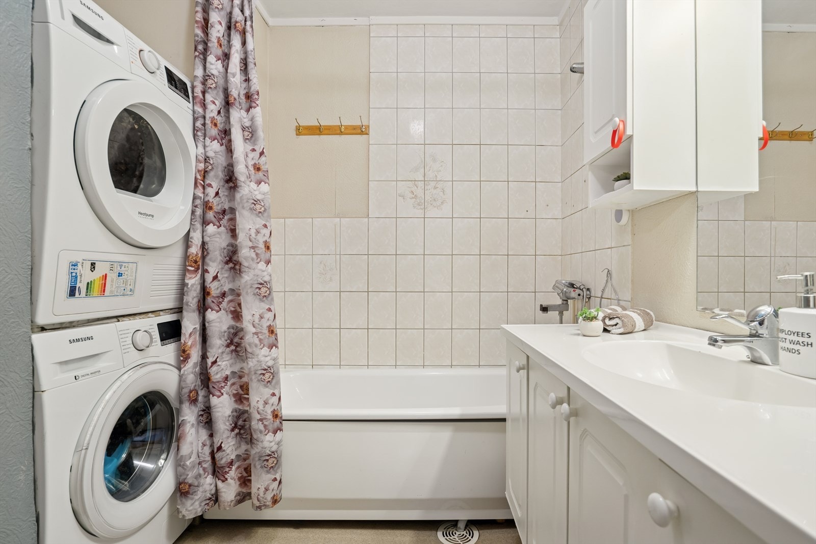 Her finner du badekar, baderomsinnredning, VVB og opplegg for vaskemaskin/tørketrommel Galleribilde