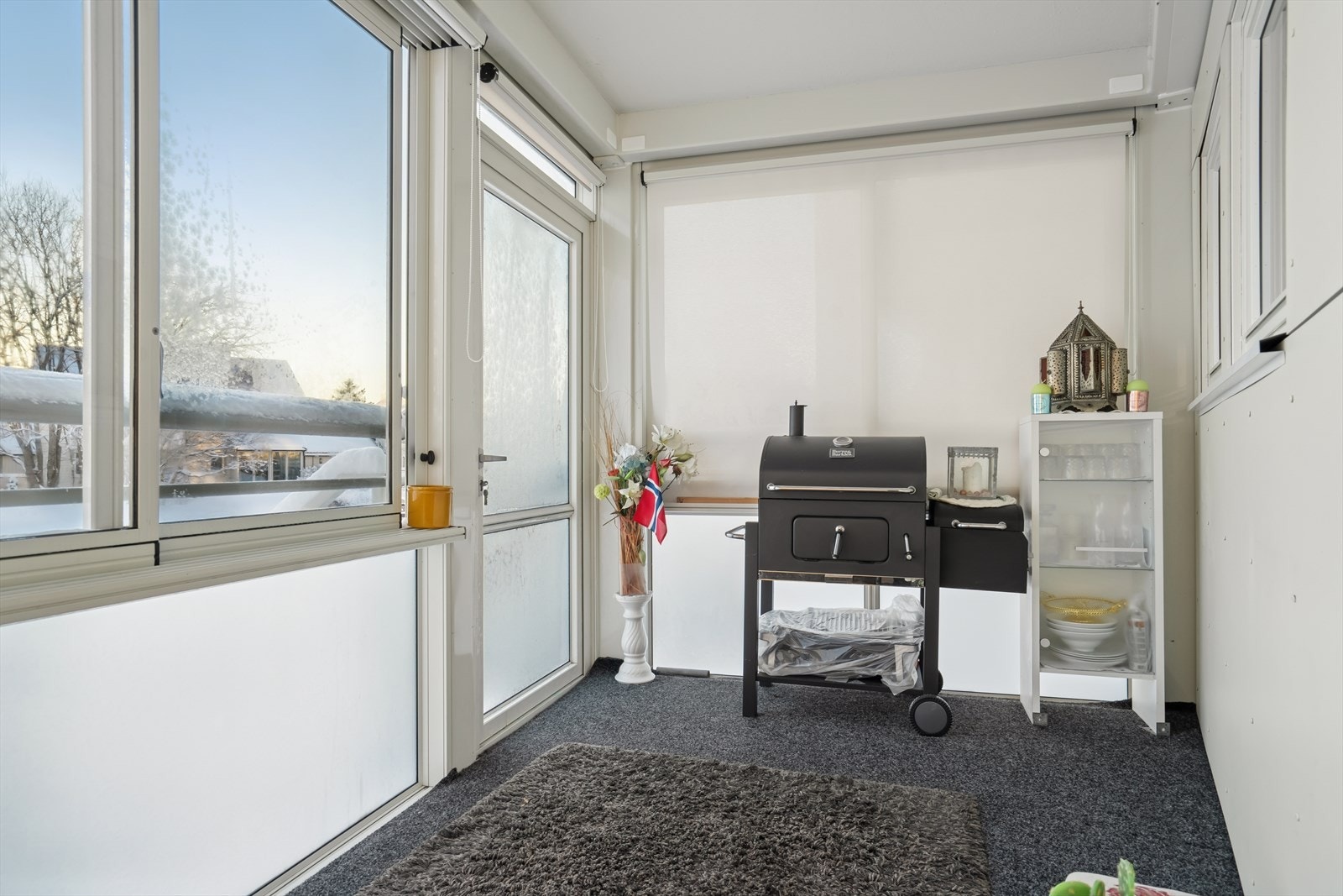 Øvre glassrekke kan åpnes ved behov og verandaen har utgangsdør m/trapp ned til borettslagets fellesområde Galleribilde