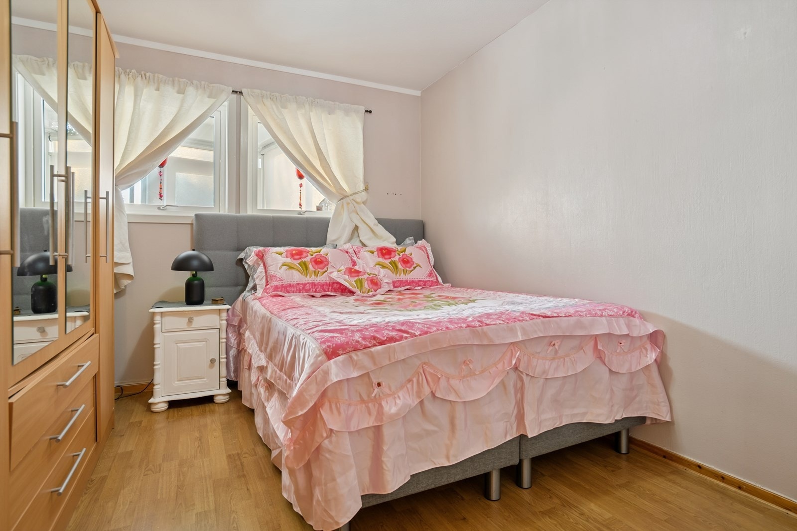 Soverom I - Hovedsoverommet er innbydende med lysmalte overflater og god plass til dobbeltseng Galleribilde