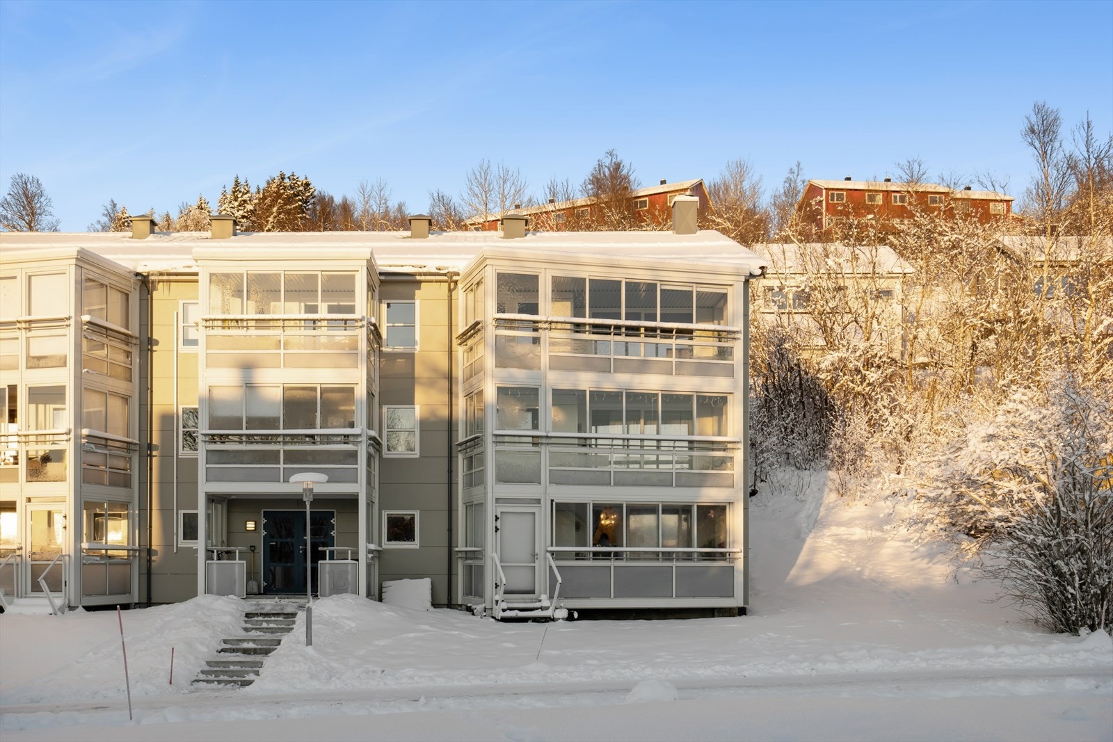 Leiligheten ligger fint plassert på bakkeplan med utgang fra stuen til en solrik sørvendt innglasset veranda. Galleribilde