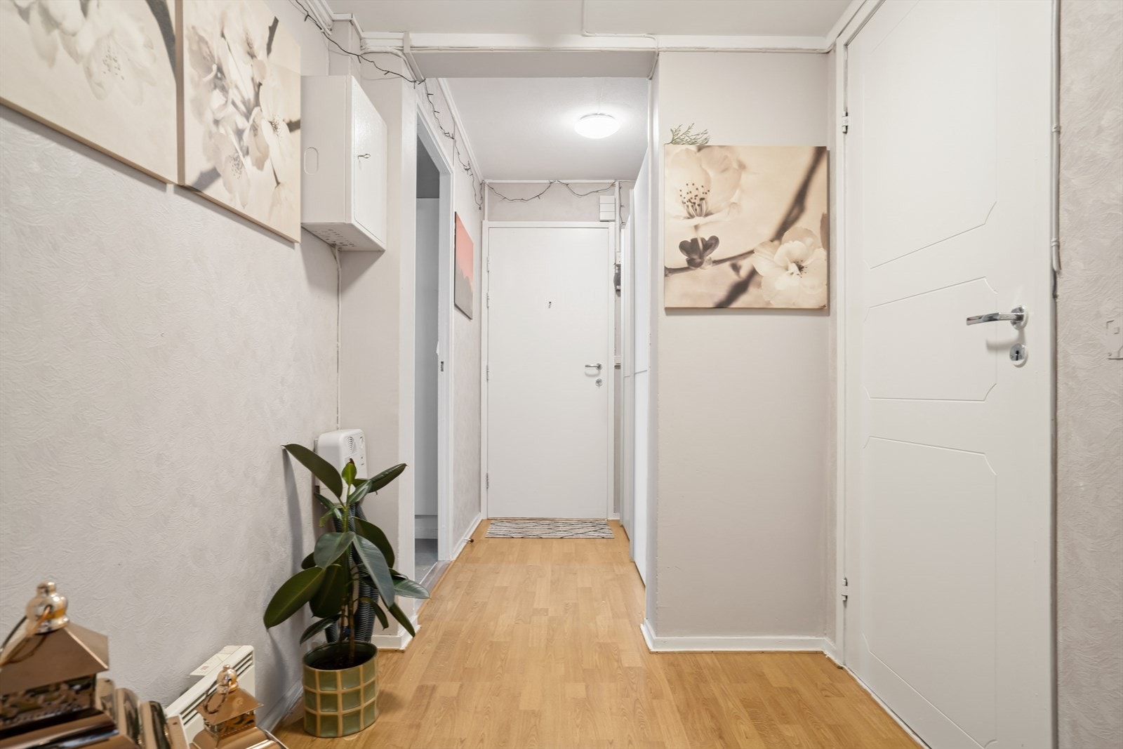 Du ønskes velkommen inn i en lysmalt entrè utstyrt med skyvedørsgarderobe som gir god plass til yttertøy Galleribilde