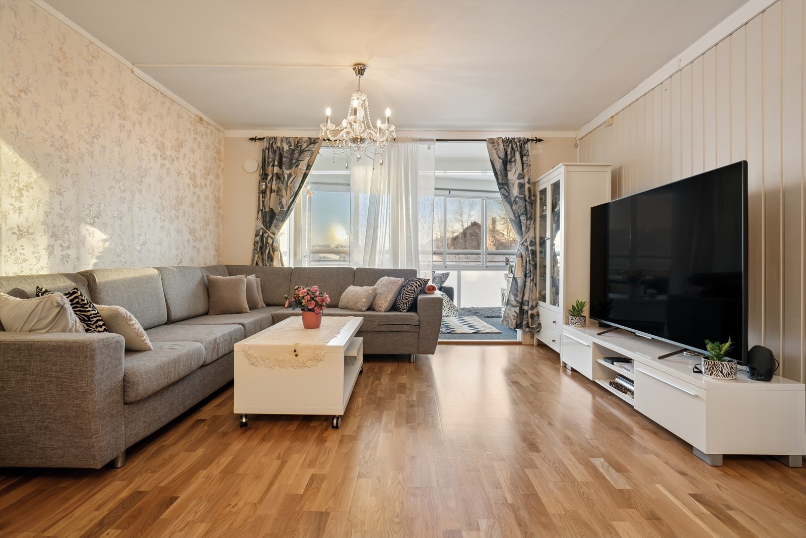 Rommet har store sørvendte vindusflater og utgang til en romslig innglasset veranda Galleribilde