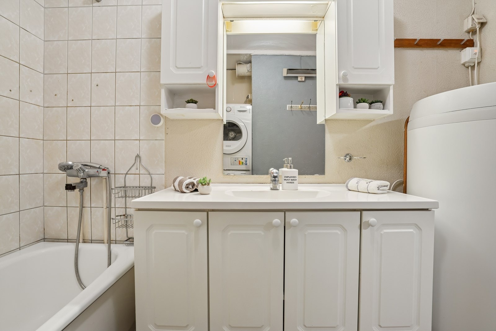 Innredningen består av servant med praktiske skap under, overskap, speil og belysning Galleribilde