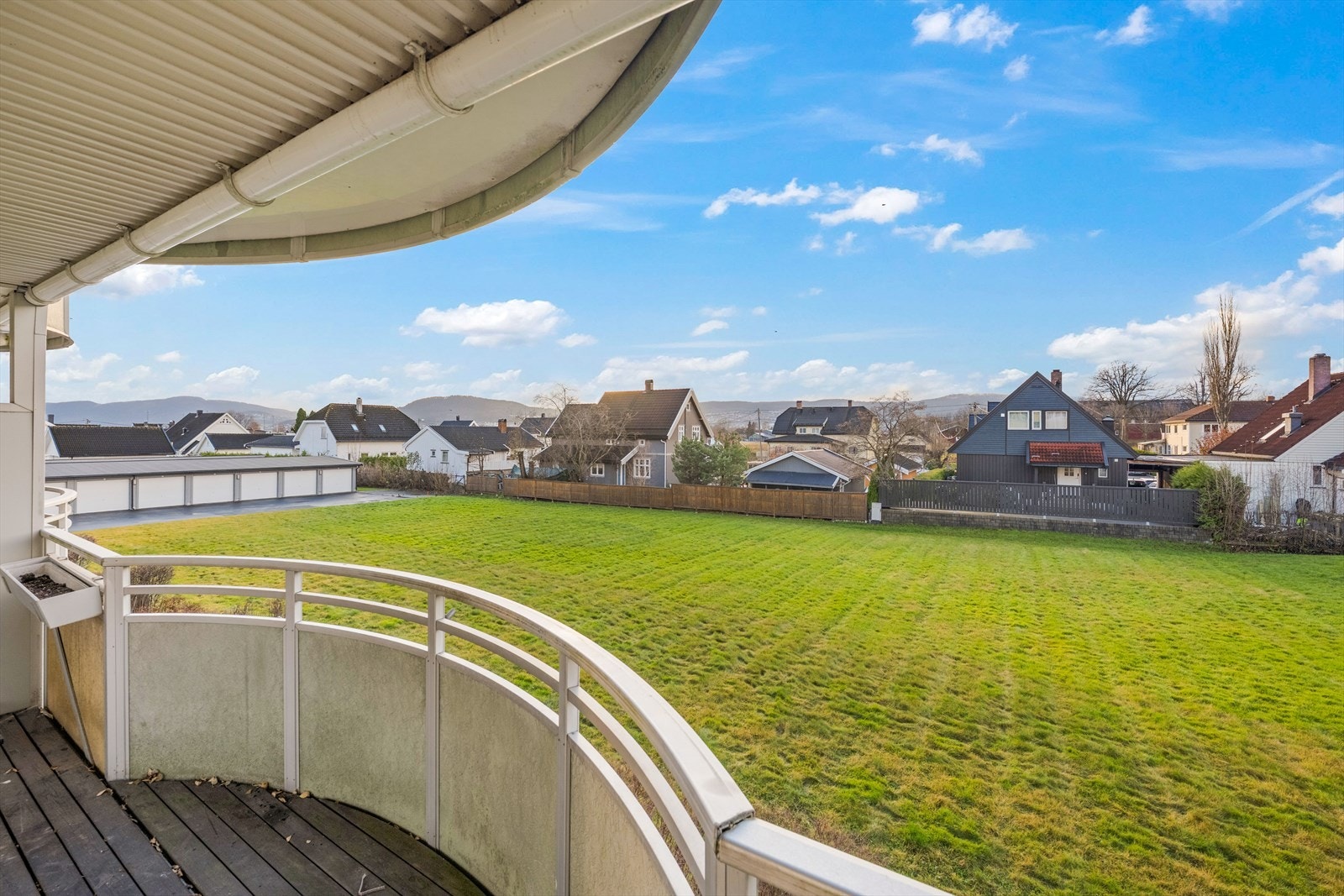 Balkong med utsikt over fellesareal. Galleribilde