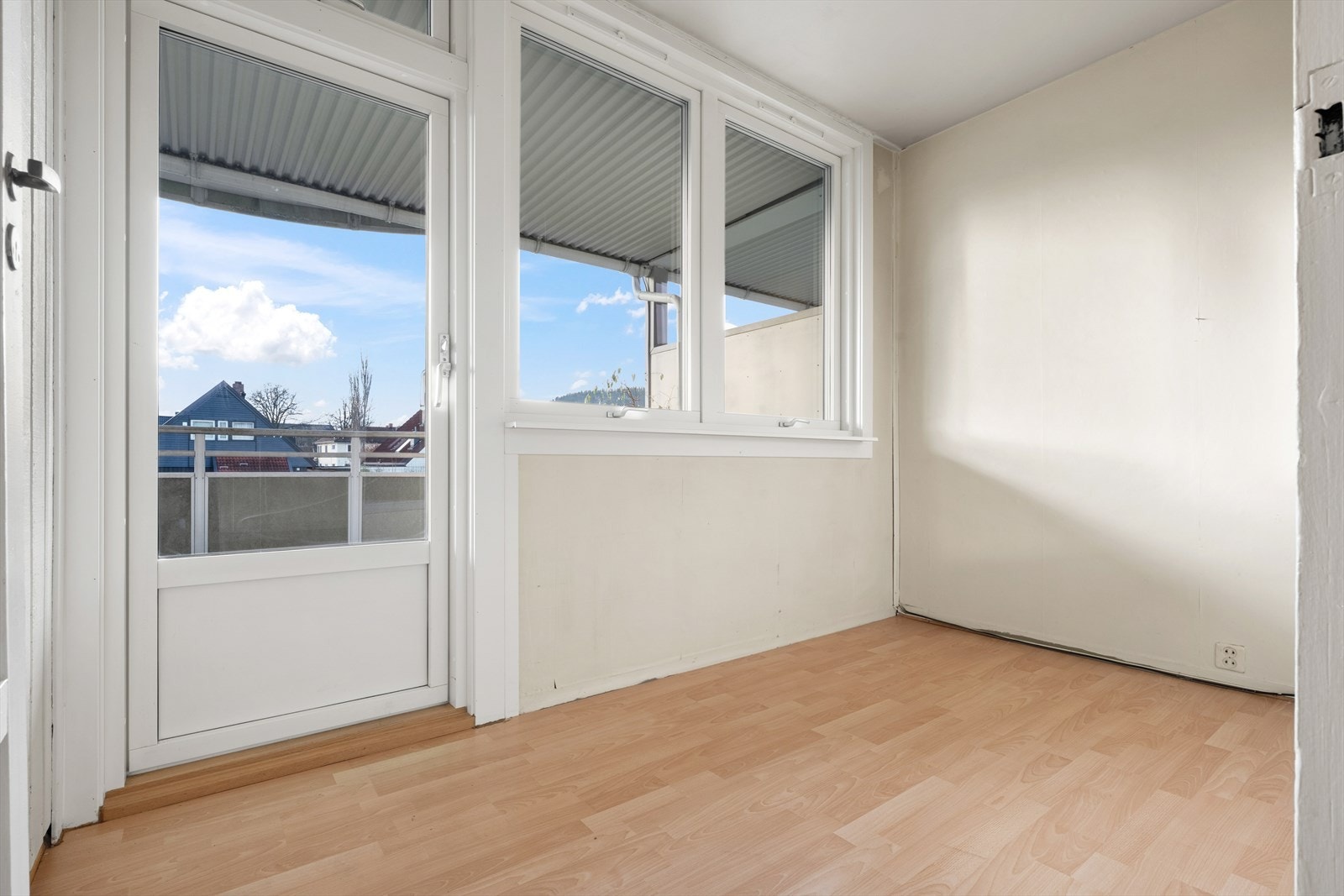 Utgang til solrik balkong Galleribilde