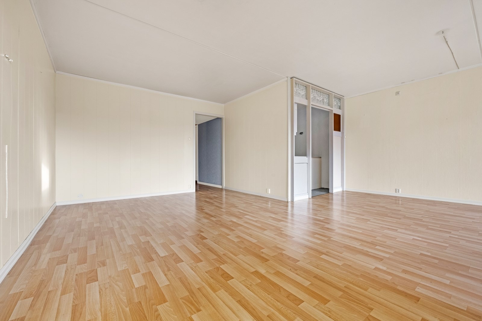 Vindusflatene slipper inn godt med naturlig lys, som gir rommet en luftig og åpen følelse. Galleribilde