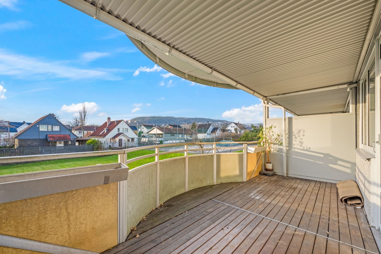 Fra stuen er det direkte utgang til en hyggelig overbygget balkong. Galleribilde