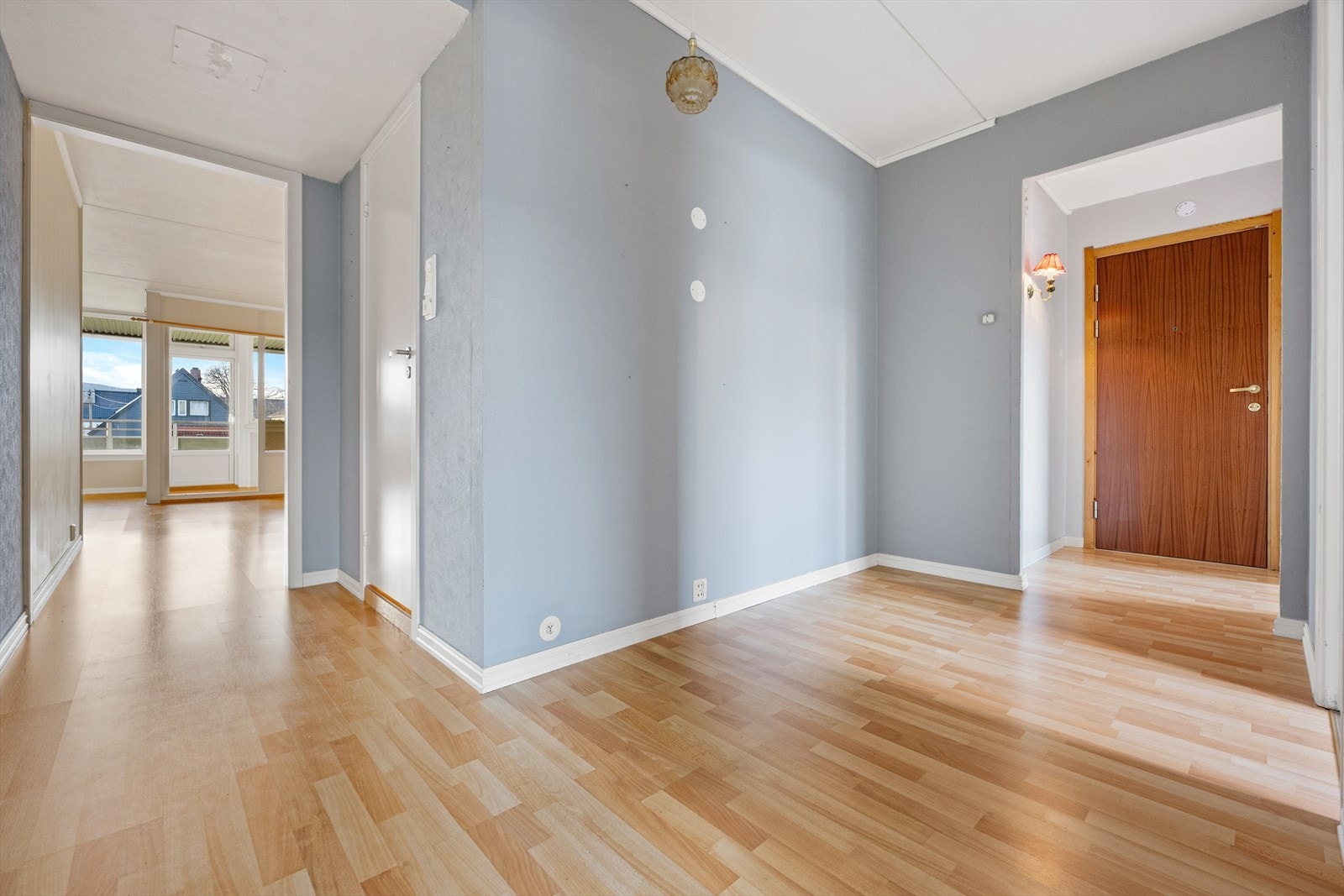 Øvrige bygningsdeler som kjøkken og innvendige overflater har behov for en generell oppgradering. Galleribilde