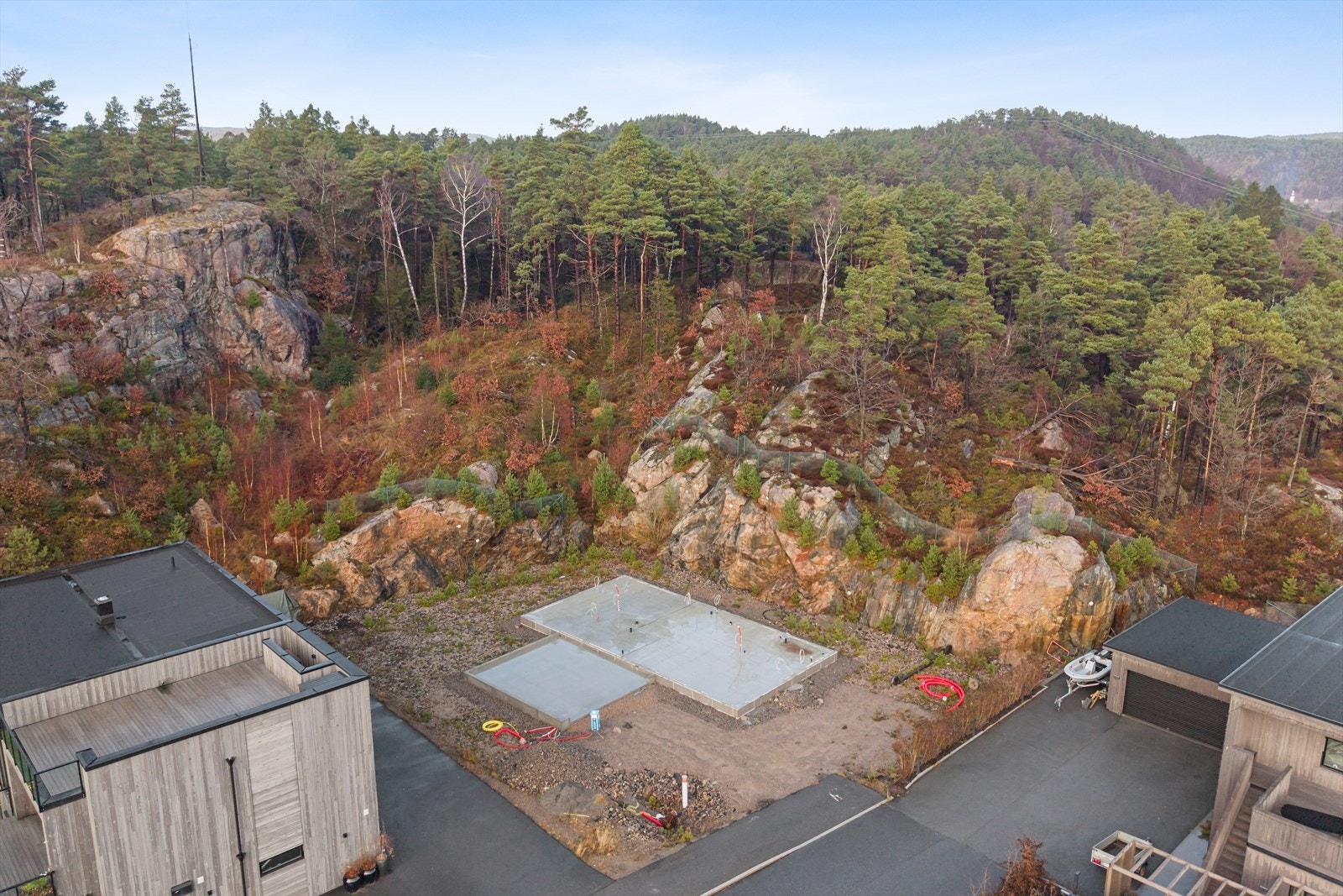 Beliggende i enden av rolig og populær gate med nærhet til skoler, barnehage og skjærgård Galleribilde