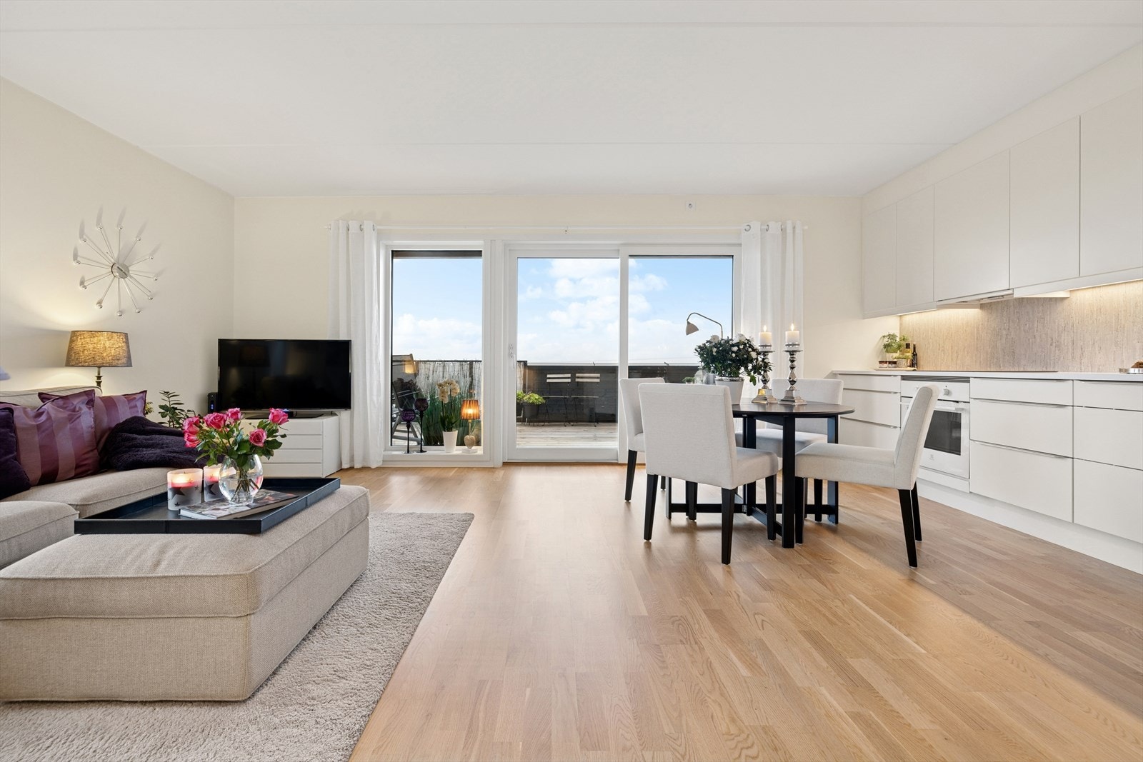 Direkte utgang til terrasse gir enkel tilgang til uteområdet fra stue og kjøkken. Galleribilde