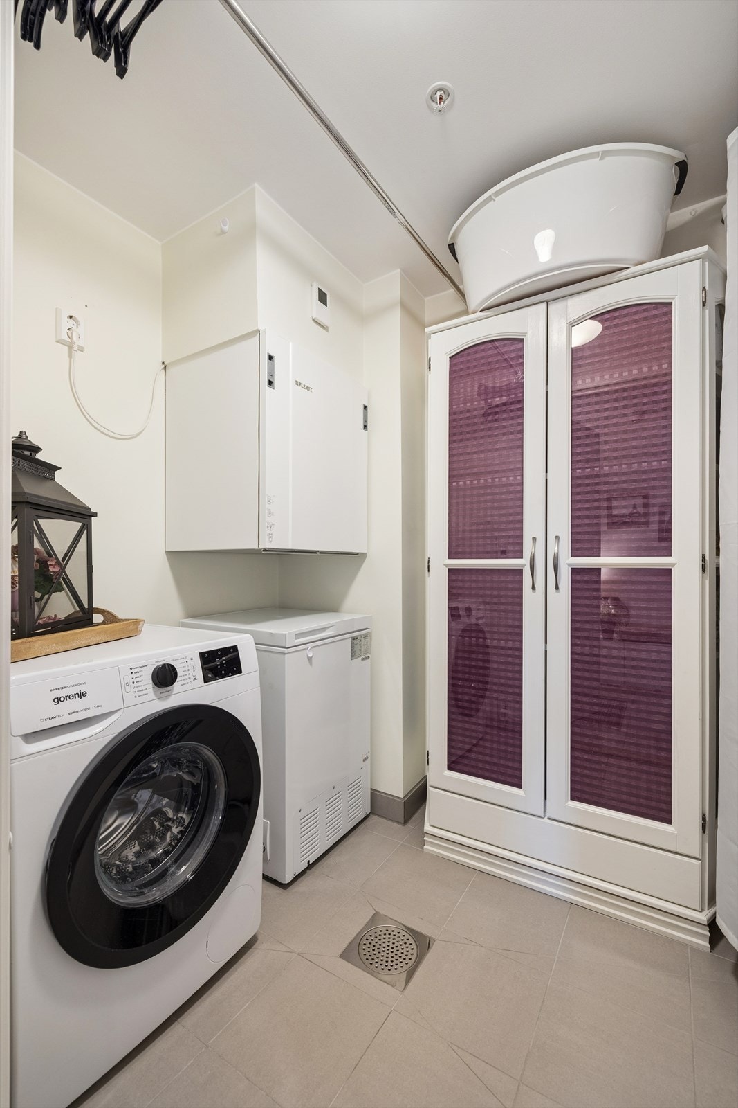 Vaskerom med opplegg for vaskemaskin. Rommet er utstyrt med balansert ventilasjon, hvor anleggets motor er plassert. Galleribilde