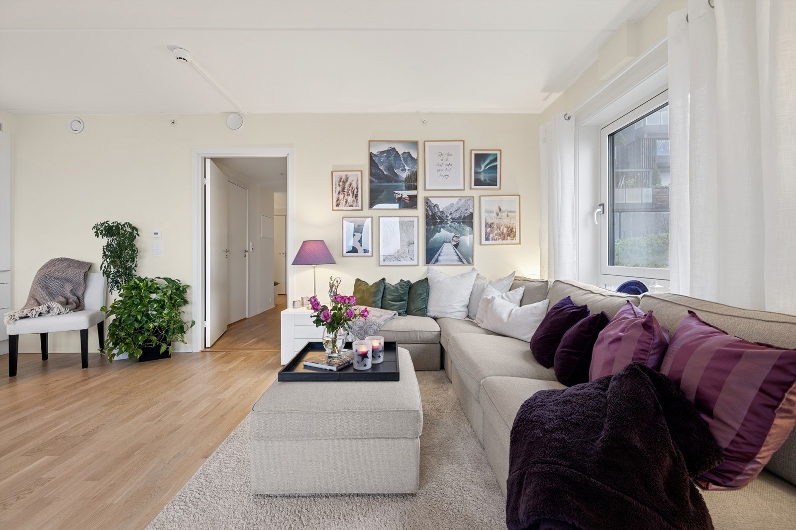 Parkettgulvet gir en varm base, mens vinduet slipper inn naturlig lys. Galleribilde