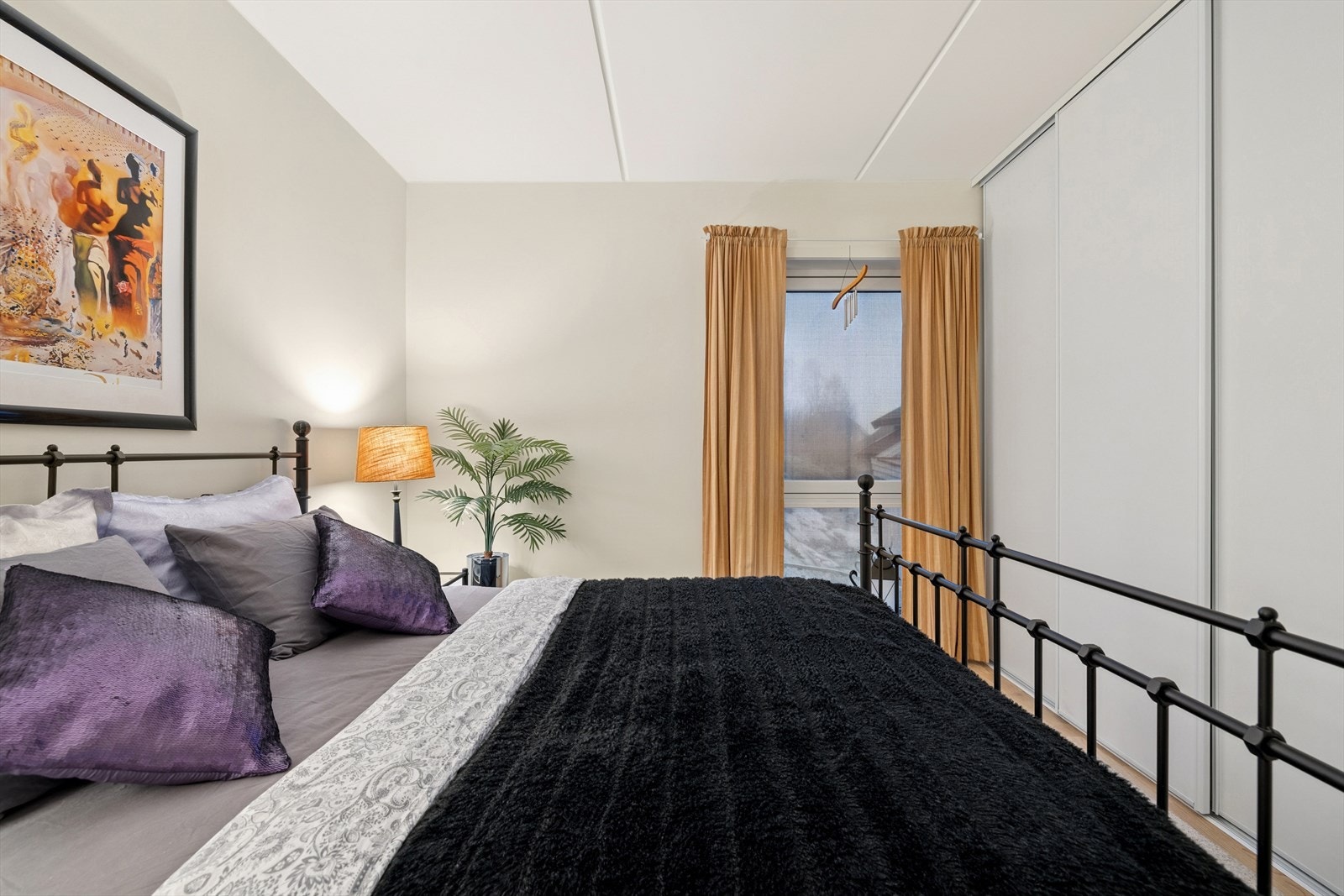 Store vinduer gir rikelig med naturlig lys og utsikt. Galleribilde