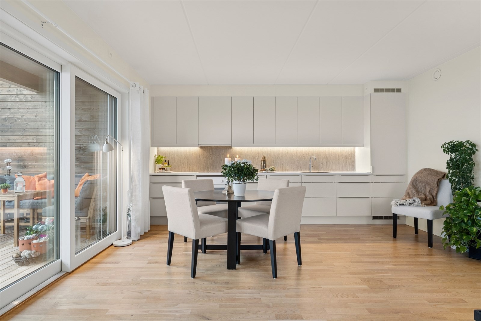 Spisebordet er strategisk plassert nær kjøkkenet for enkel servering. Galleribilde