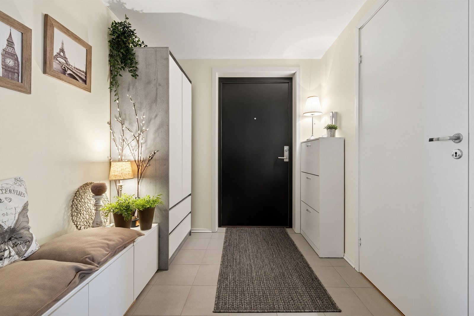 Her er det god plass til å henge fra seg tøy og sette fra seg sko. Galleribilde