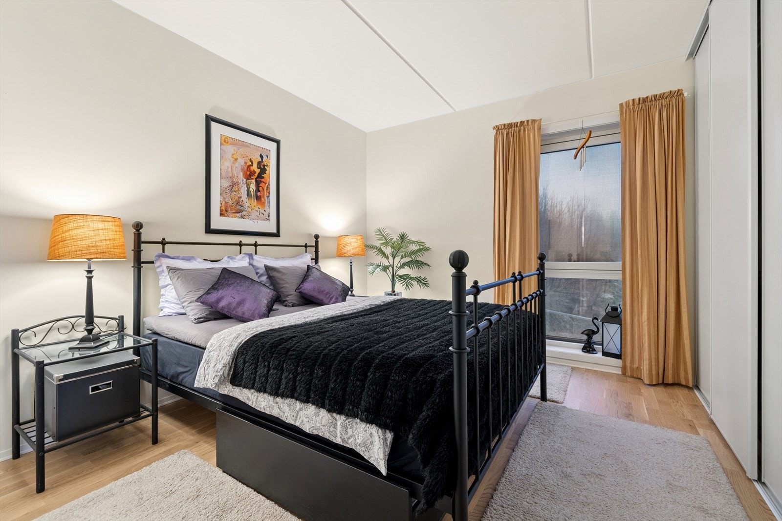 Lyst og fint soverom med plass til dobbeltseng. Skyvedørsgarderobe gir effektiv oppbevaring i rommet. Galleribilde