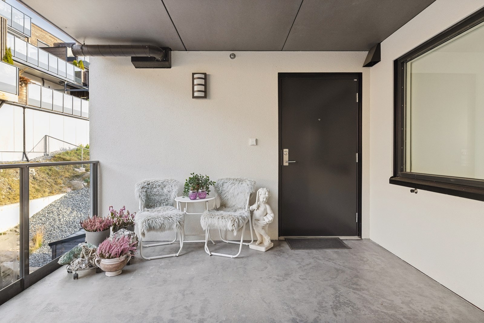 Privat inngangsparti med belysning gir et ryddig førsteinntrykk. Galleribilde