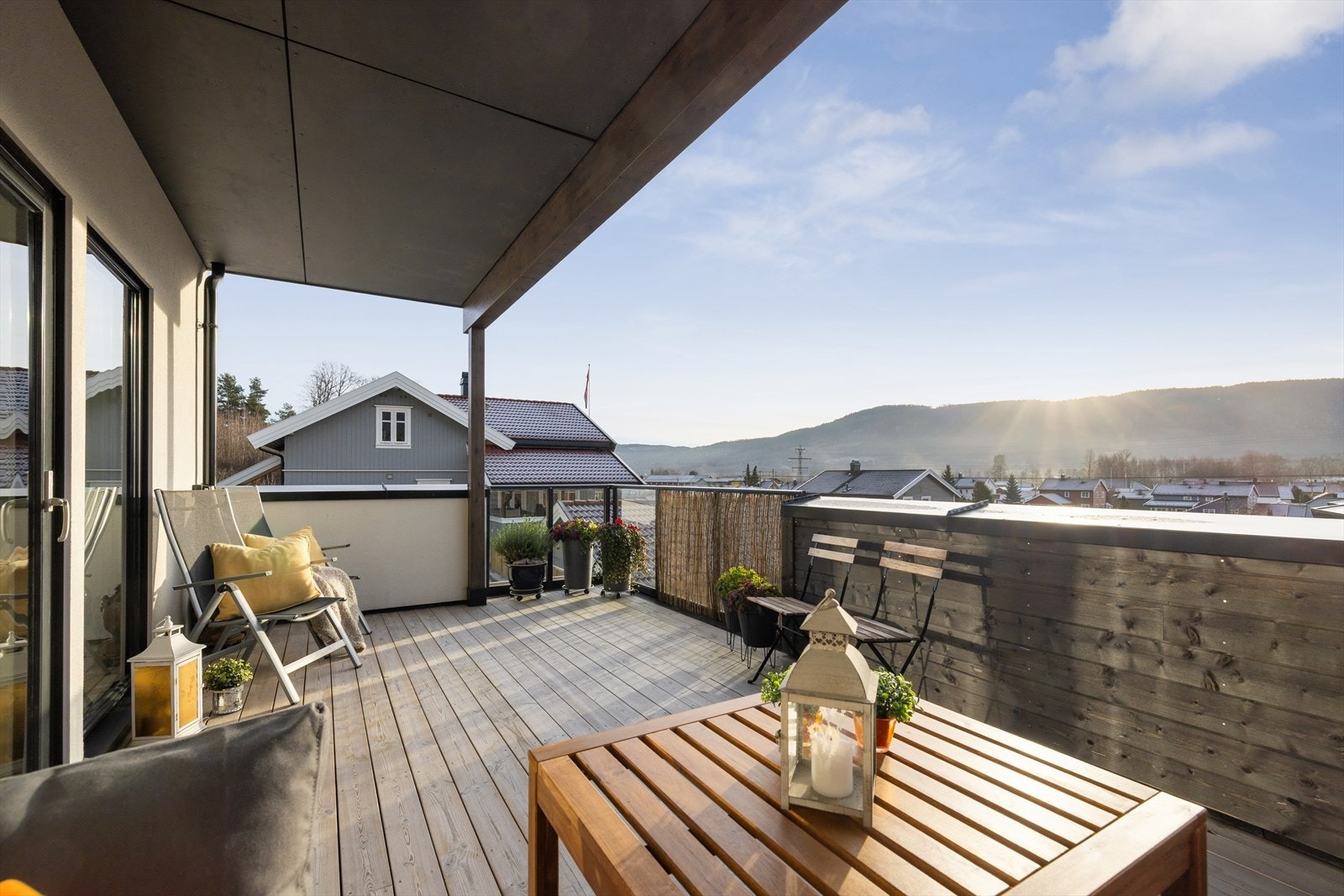 Fra terrassen får du fin utsikt mot nærområdet. Her er det god plass til ønsket møblement. Galleribilde