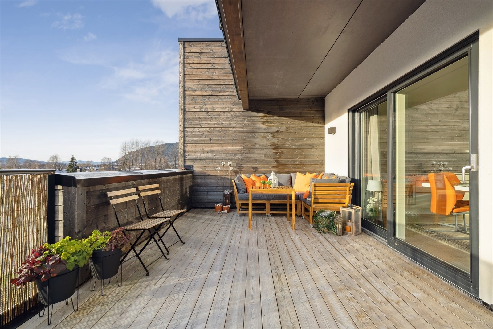 Fra stuen er det direkte utgang til en romslig terrasse på 19 kvm med delvis overbygge tak. Utearealer er til stor glede på gode og varme sommerdager. Galleribilde