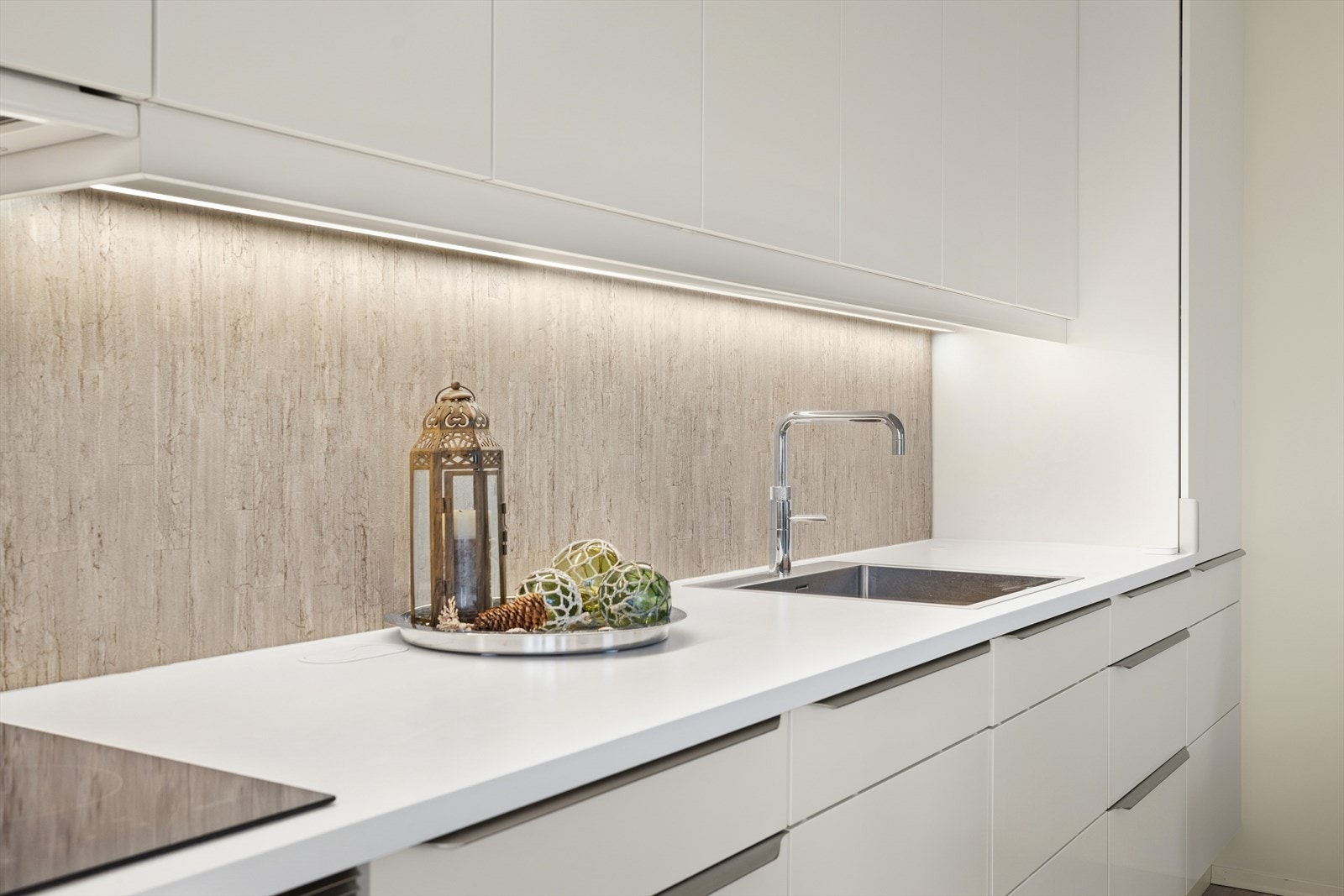 Benkeplaten i laminat gir et funksjonelt arbeidsområde på kjøkkenet. Galleribilde