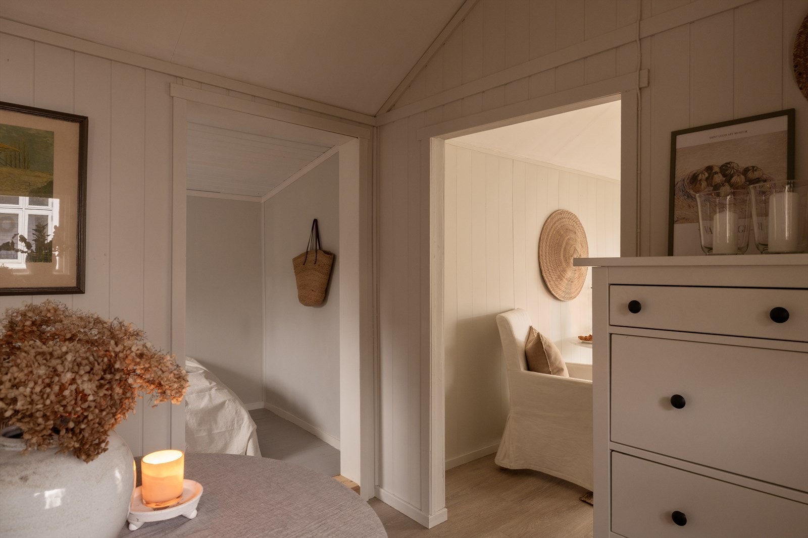 En koselig spisestue med rikelig plass til spisebord og stoler. Galleribilde