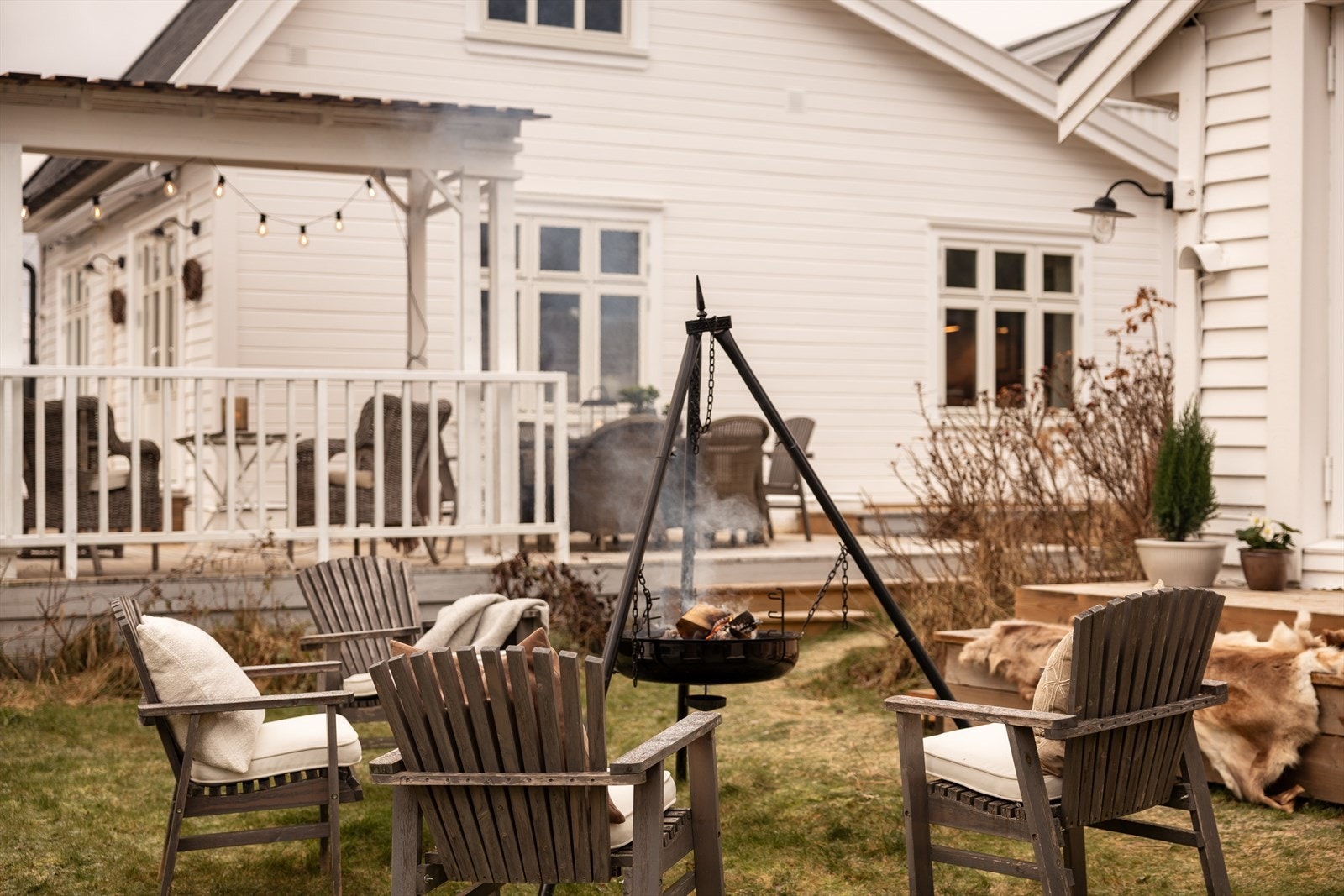 Her får du privat hage, stor solrik terrasse, pergola og et flott gjestehus med egen stue og gjesterom. Eiendommen oser av sjarm. Galleribilde