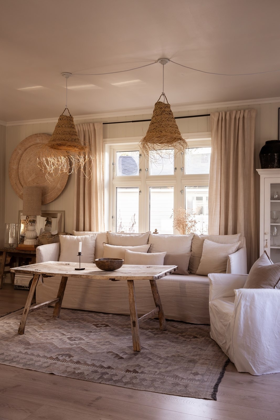 Rikelig med plass til en stor sofa, som gjør stuen både komfortabel og innbydende. Galleribilde