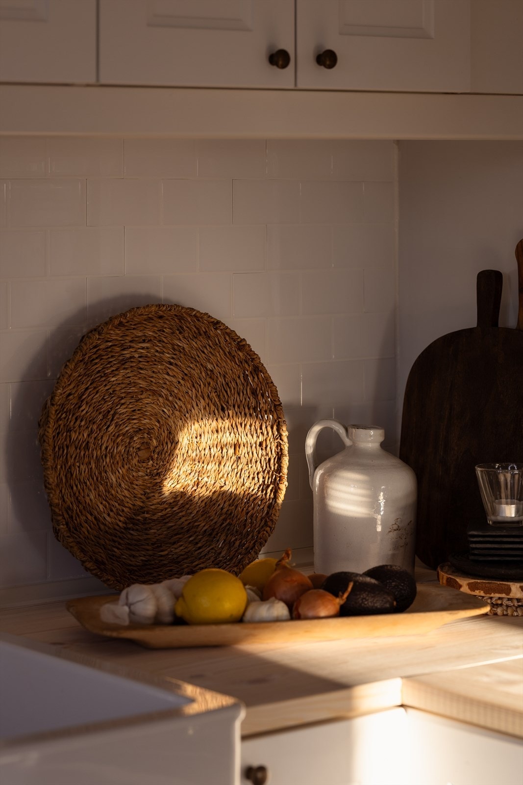 Kjøkkenet er fra IKEA og har profilerte fronter og heltre benkeplate. Galleribilde