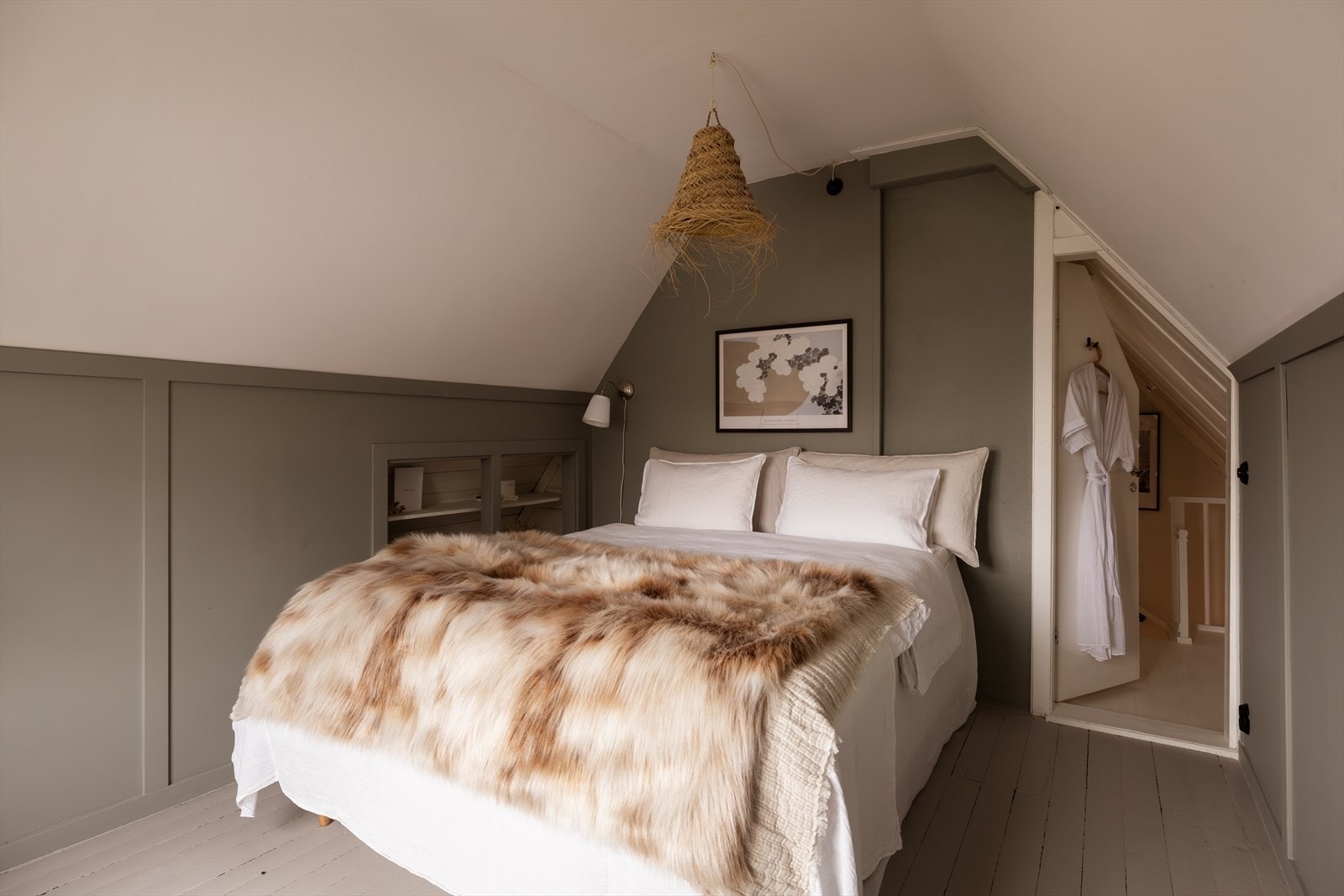 Soverommene er romslige og gir god plass til seng og øvrig møblement, og skaper en behagelig og privat sone for hvile og avslapning. Galleribilde