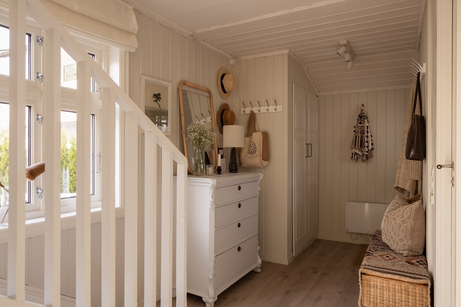 Du ønskes velkommen inn i en lys og innbydende entré med god plass til både yttertøy og sko. Her får du umiddelbart en følelse av kvalitet og varme. Galleribilde