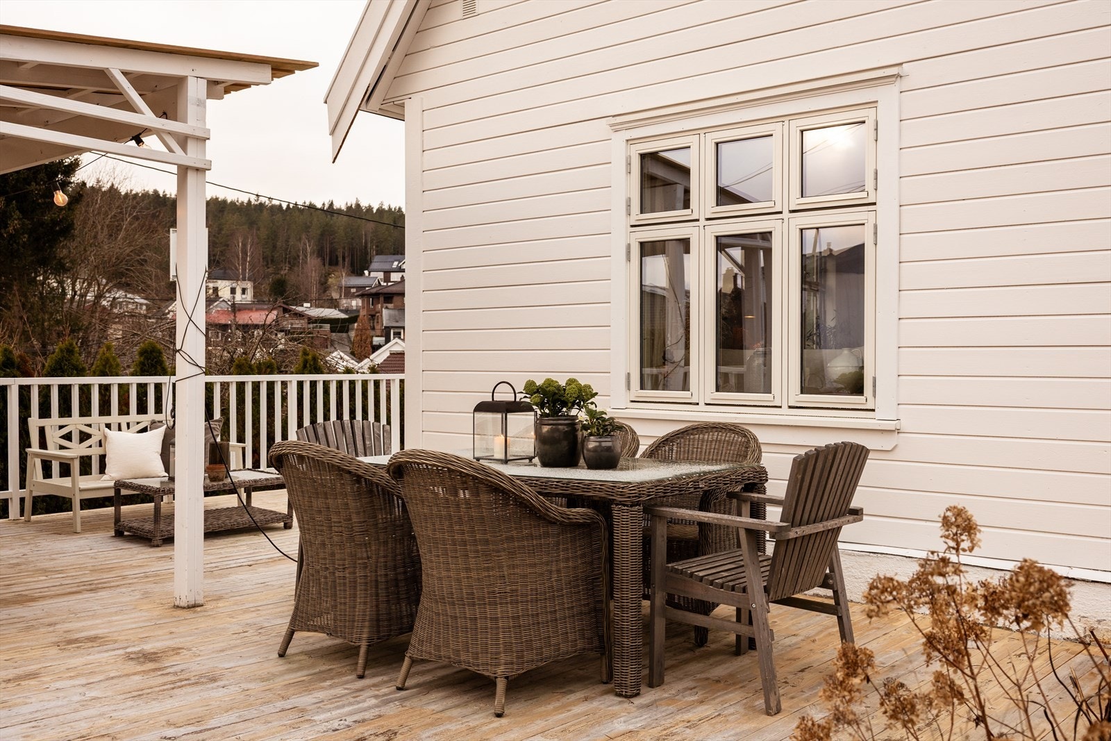 Den generøse størrelsen gir flott plass til flere sittegrupper, grilling og hyggelige sammenkomster. Med de gode solforholdene er det bare å finne frem solsengene og nyte dagene. Galleribilde